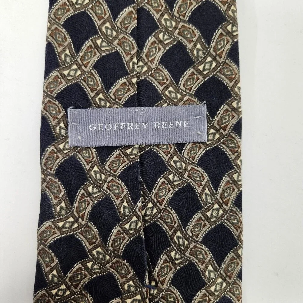 Geoffrey Beene 100% Silk Tie With Geometric Pattern Necktie 58 in x 4 in‎